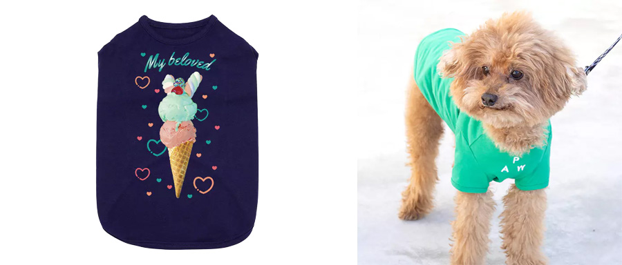 左：アイスクリームのイラストがプリントされたネイビーの犬用Tシャツ。右：緑色のPAWプリントTシャツを着た茶色の小型犬（トイプードル）。