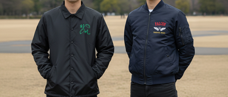 男性2人がオリジナルブルゾンとジャケットを着用している画像