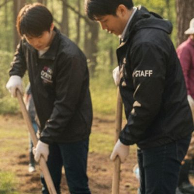 ブルゾンを着て作業するスタッフの画像