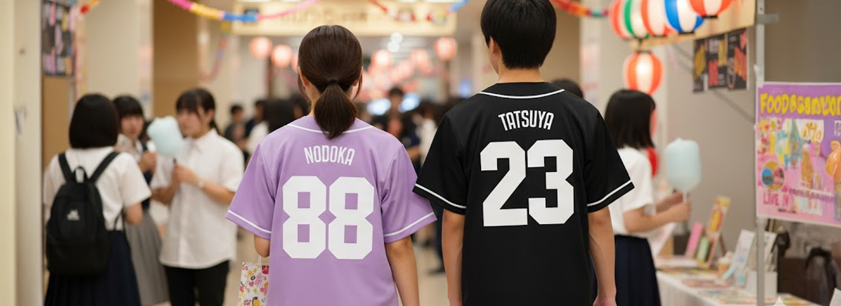 文化祭でクラスTシャツを着ている二人の学生