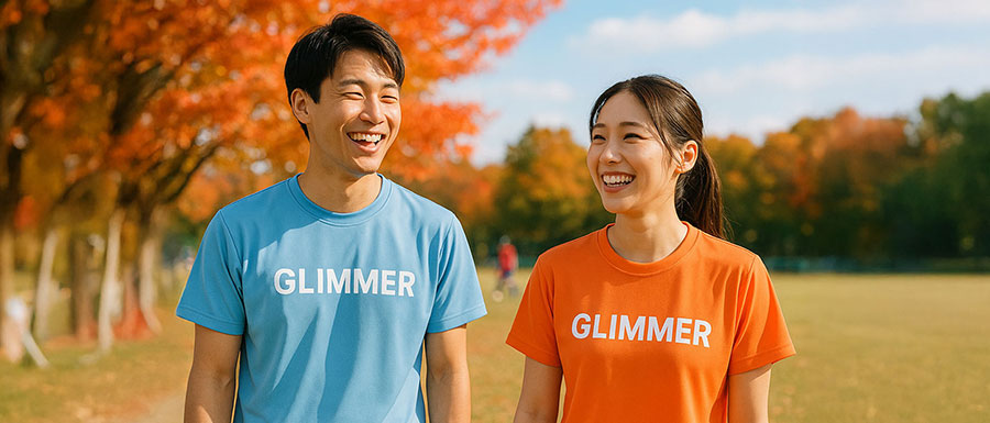 秋の屋外でGLIMMERドライTシャツを着た男女