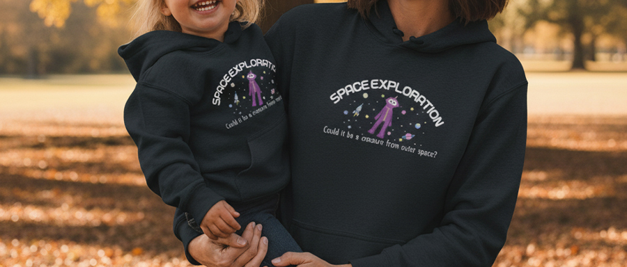 お揃いのオリジナルパーカーを着た母親と娘の画像