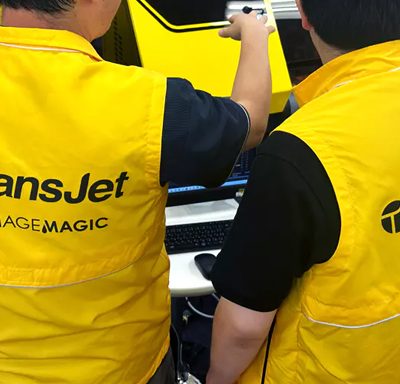 展示会で黄色いオリジナルブルゾンを着用している画像