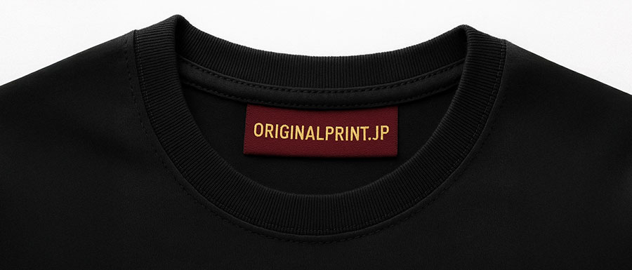 襟元内側に縫われた織ネームタグのアップ