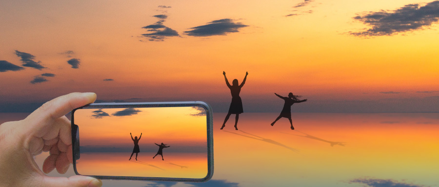 スマートフォンで撮影した夕焼けの写真をTシャツに美しくプリントするイメージ