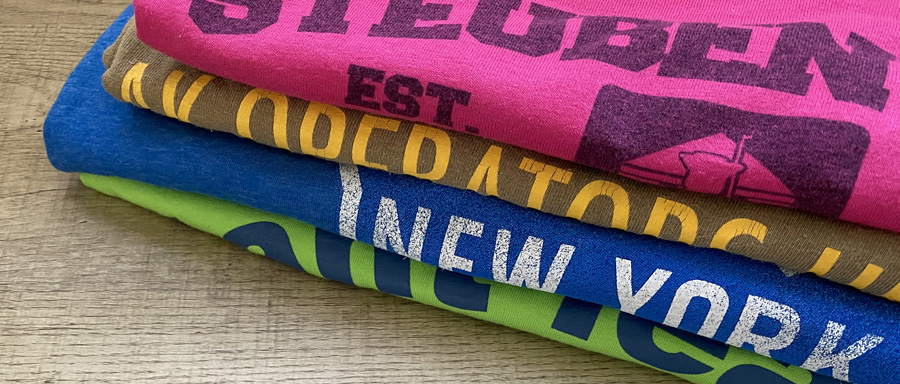 畳まれた古着Tシャツの写真