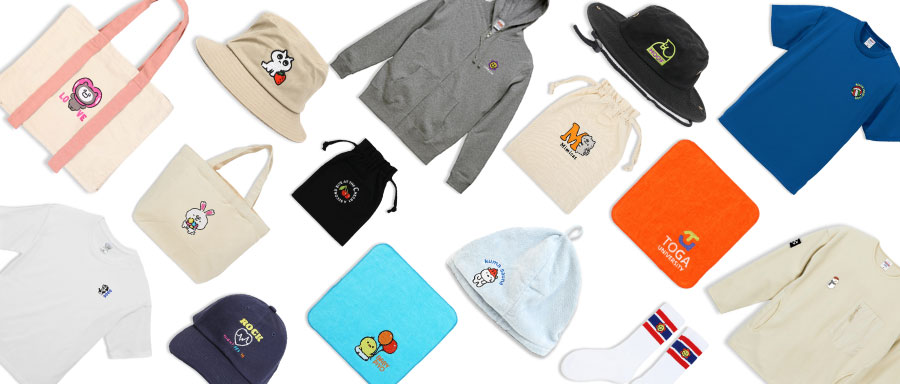 ロゴ刺繍が施されたTシャツ、パーカー、トートバッグ、キャップ、ハット、ソックス、ポーチ、タオルなどの多様なファッションアイテムと雑貨