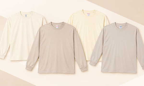 ベージュの長袖Tシャツ