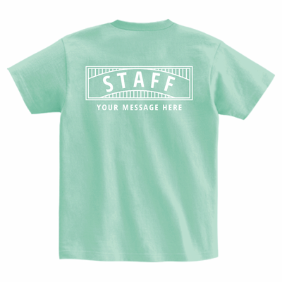 アーチ型のロゴ入りスタッフTシャツ