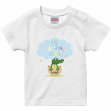 ワニの赤ちゃんイラストがかわいいベビーTシャツをオリジナルでプリント　ハーフバースデーのテンプレート　United Athle 5.6oz Tシャツ(ベビー)の無料デザインテンプレート