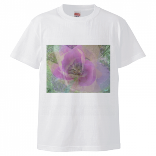 繊細な花の写真をプリントしたTシャツ