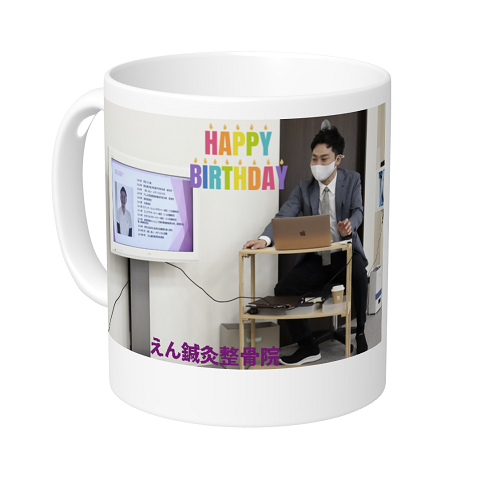 同僚の写真をプリントして誕生日祝いのマグカップを作成！