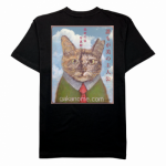 猫の絵画をプリントした写真館のオリジナルTシャツ