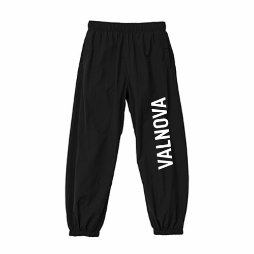 ストイックな黒がカッコいい！店名が映えるロゴ入りスウェット