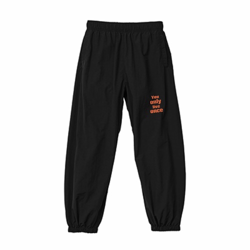 情熱をデザインに！メッセージが主役のロゴ入りパンツ